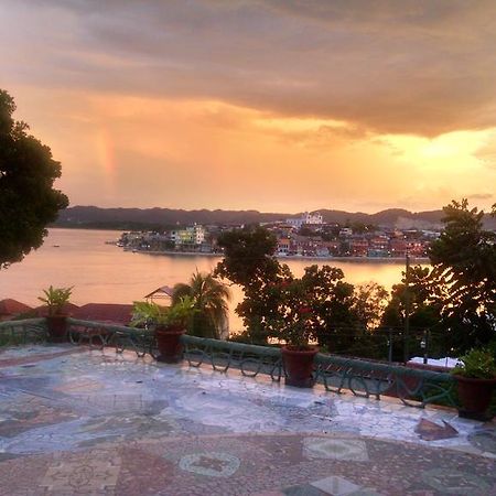 Zapote Tree Inn Flores Ngoại thất bức ảnh