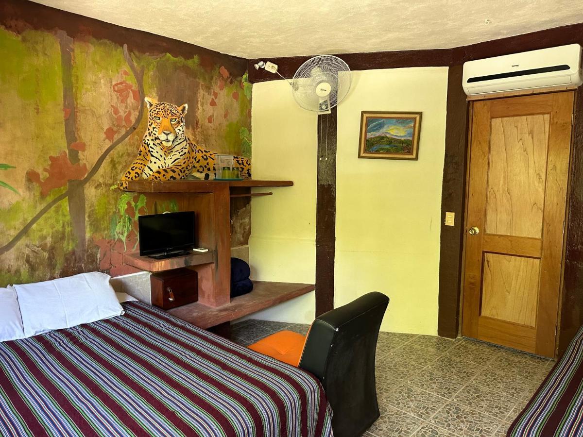 Zapote Tree Inn Flores Ngoại thất bức ảnh