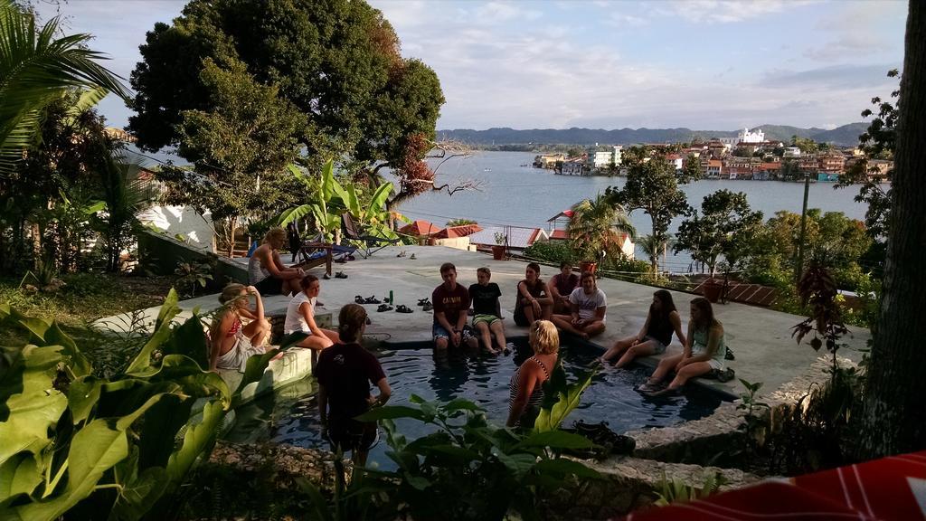 Zapote Tree Inn Flores Ngoại thất bức ảnh