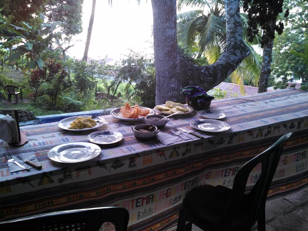 Zapote Tree Inn Flores Ngoại thất bức ảnh