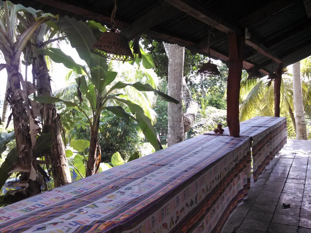 Zapote Tree Inn Flores Ngoại thất bức ảnh