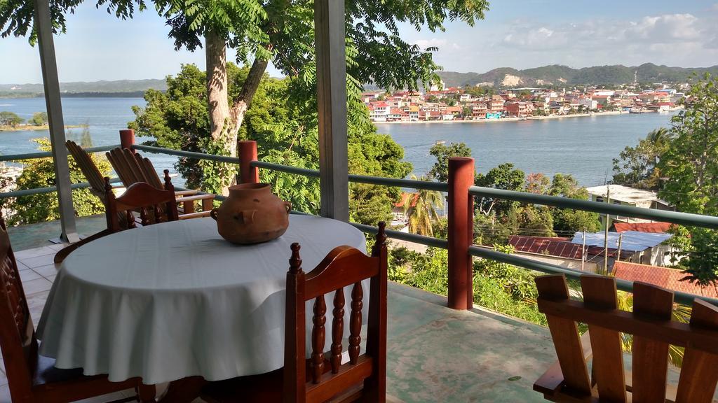 Zapote Tree Inn Flores Ngoại thất bức ảnh
