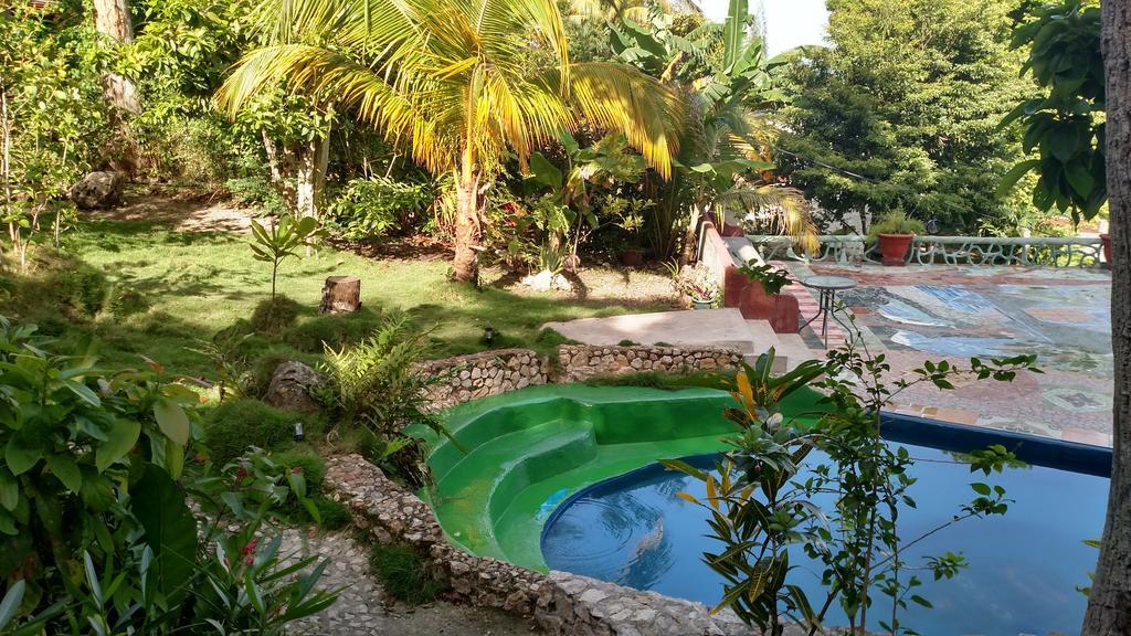 Zapote Tree Inn Flores Ngoại thất bức ảnh