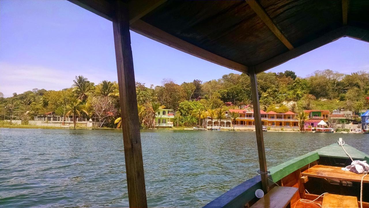 Zapote Tree Inn Flores Ngoại thất bức ảnh