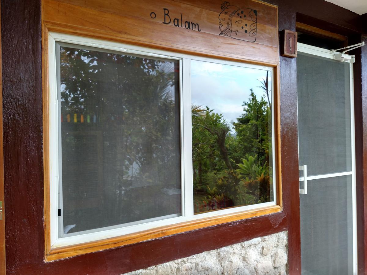 Zapote Tree Inn Flores Ngoại thất bức ảnh