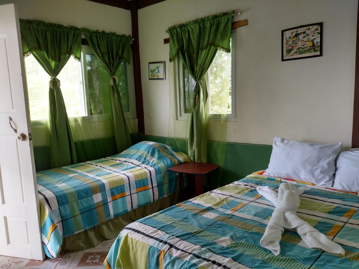 Zapote Tree Inn Flores Ngoại thất bức ảnh