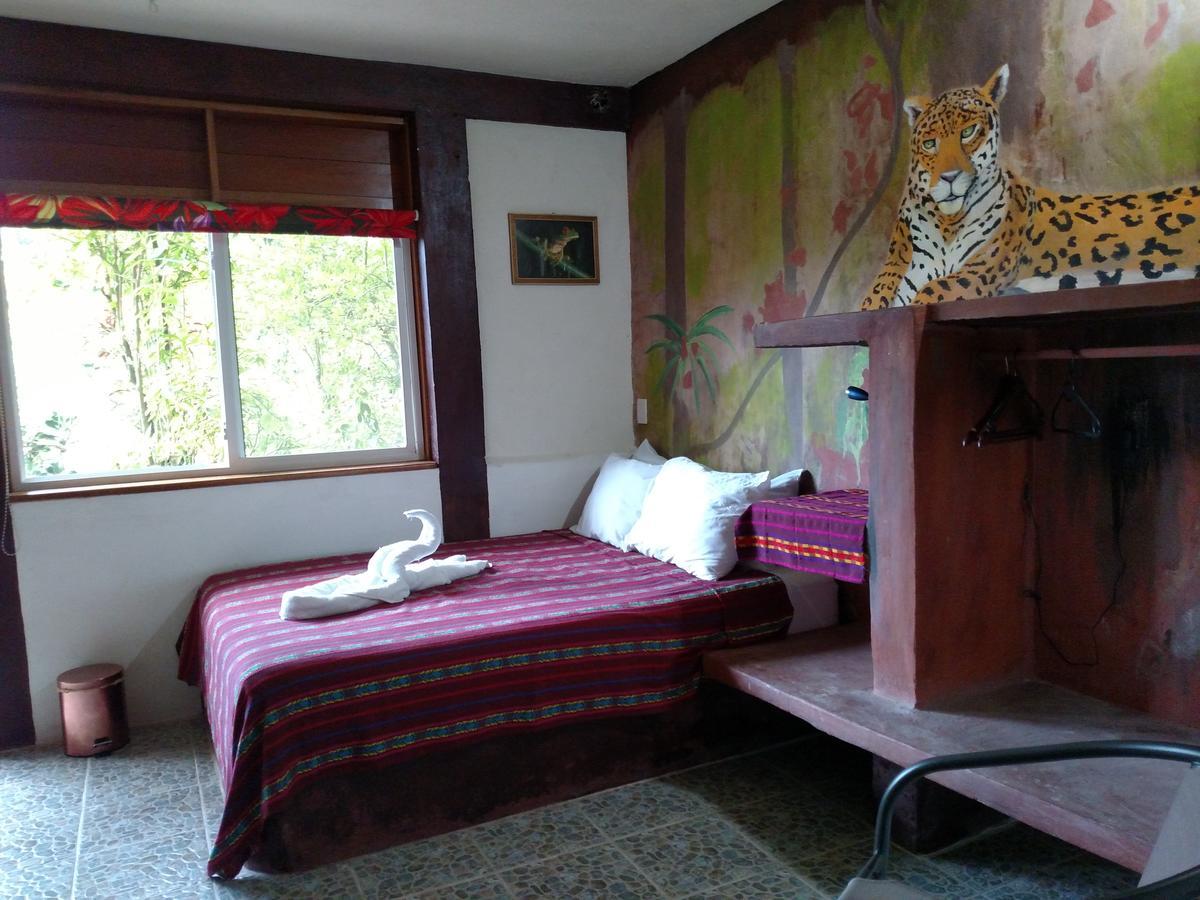 Zapote Tree Inn Flores Ngoại thất bức ảnh