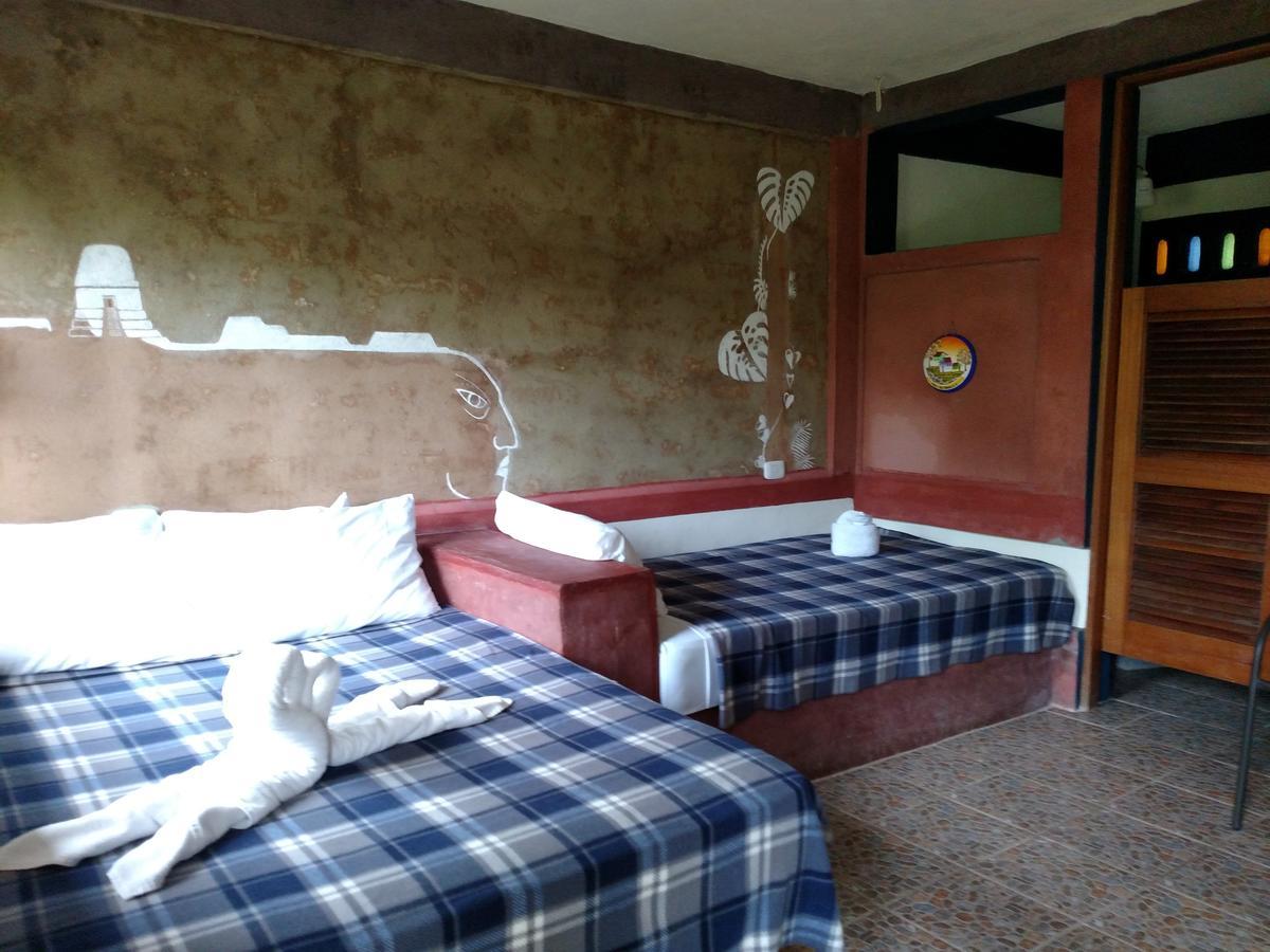 Zapote Tree Inn Flores Ngoại thất bức ảnh