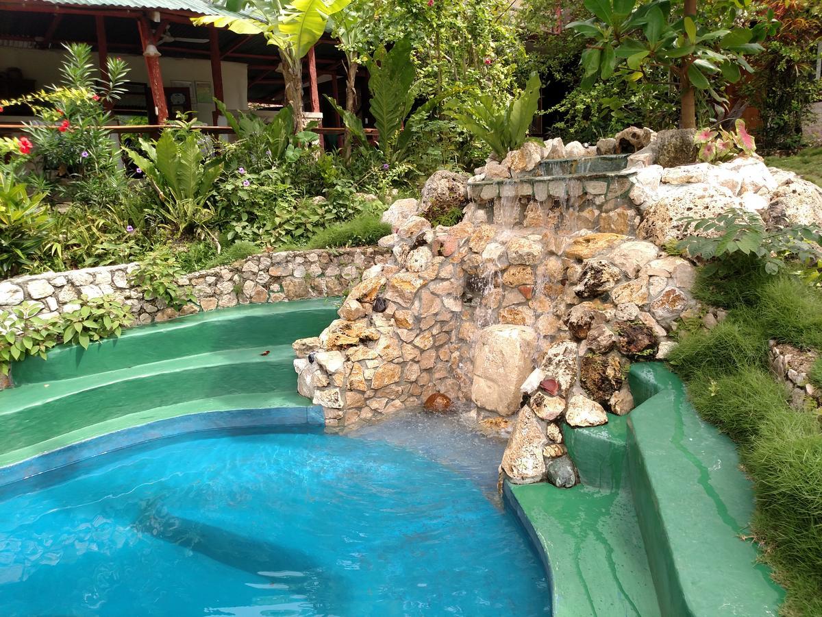 Zapote Tree Inn Flores Ngoại thất bức ảnh