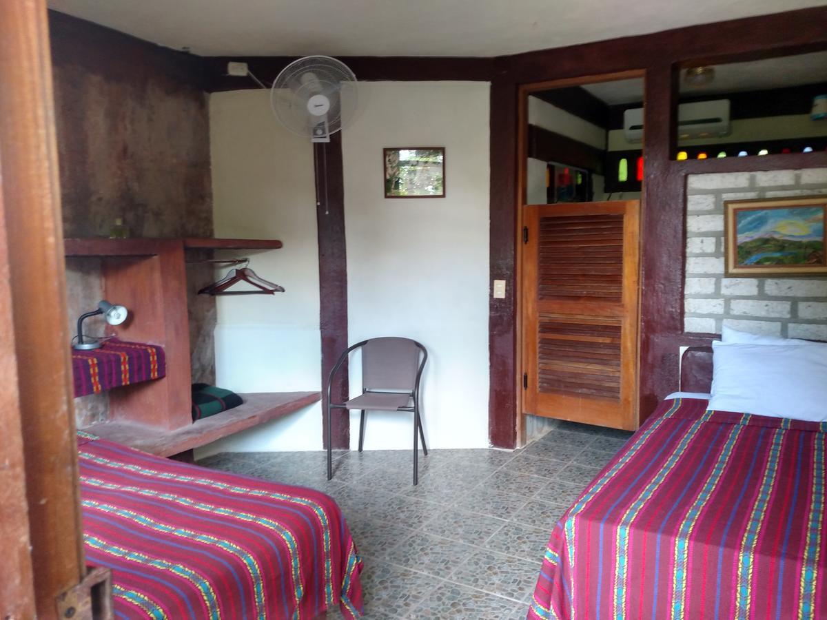 Zapote Tree Inn Flores Ngoại thất bức ảnh