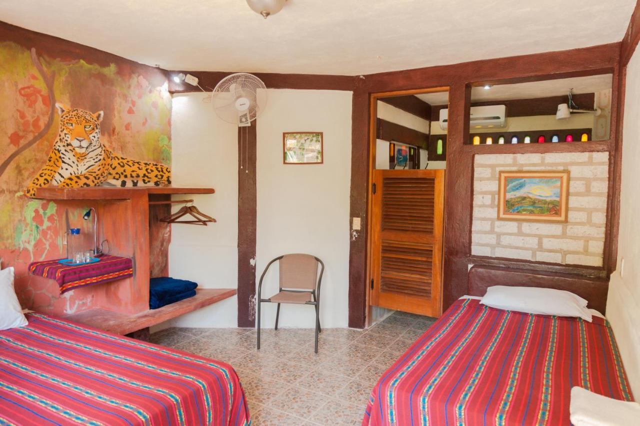 Zapote Tree Inn Flores Ngoại thất bức ảnh