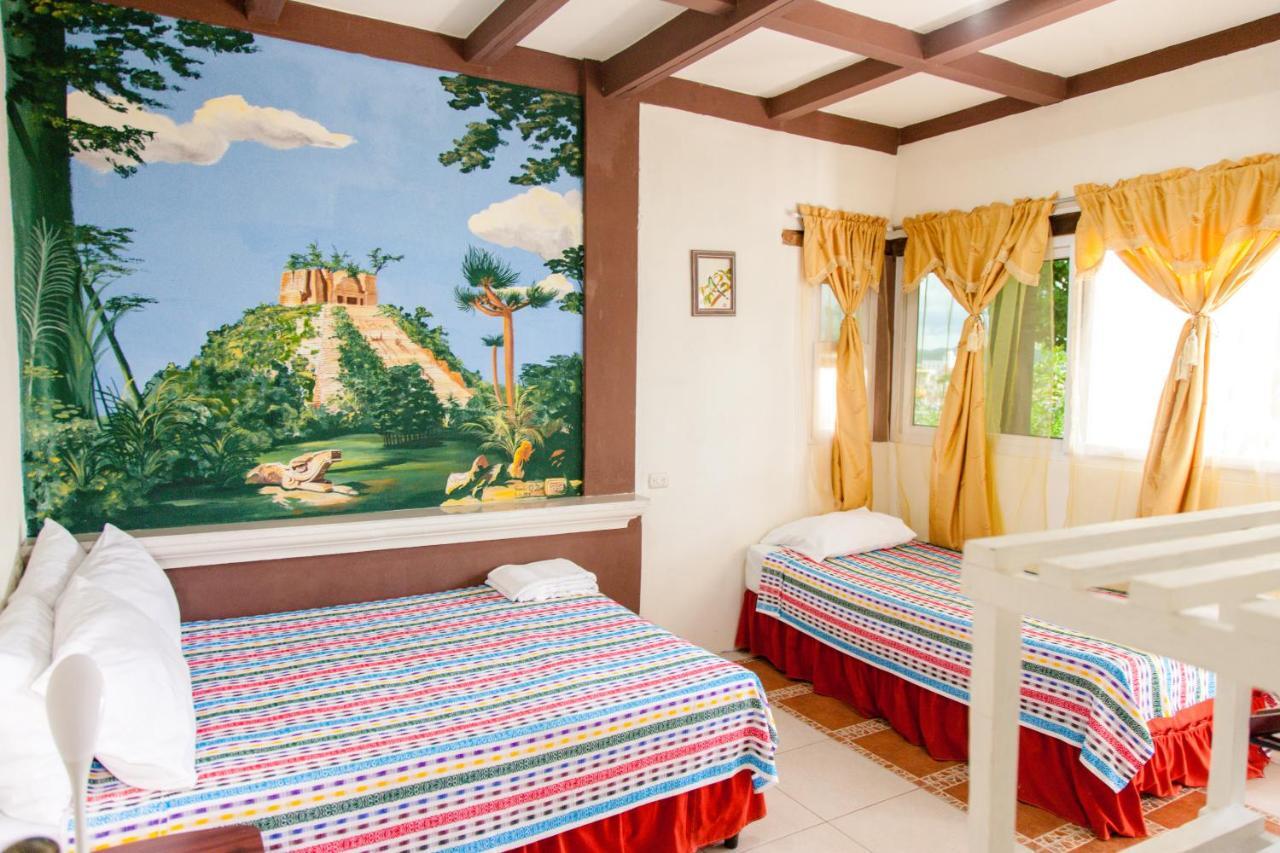 Zapote Tree Inn Flores Ngoại thất bức ảnh