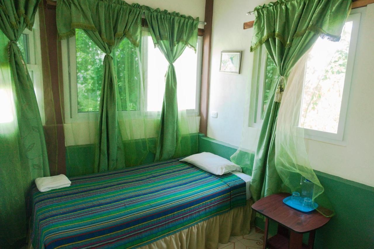 Zapote Tree Inn Flores Ngoại thất bức ảnh